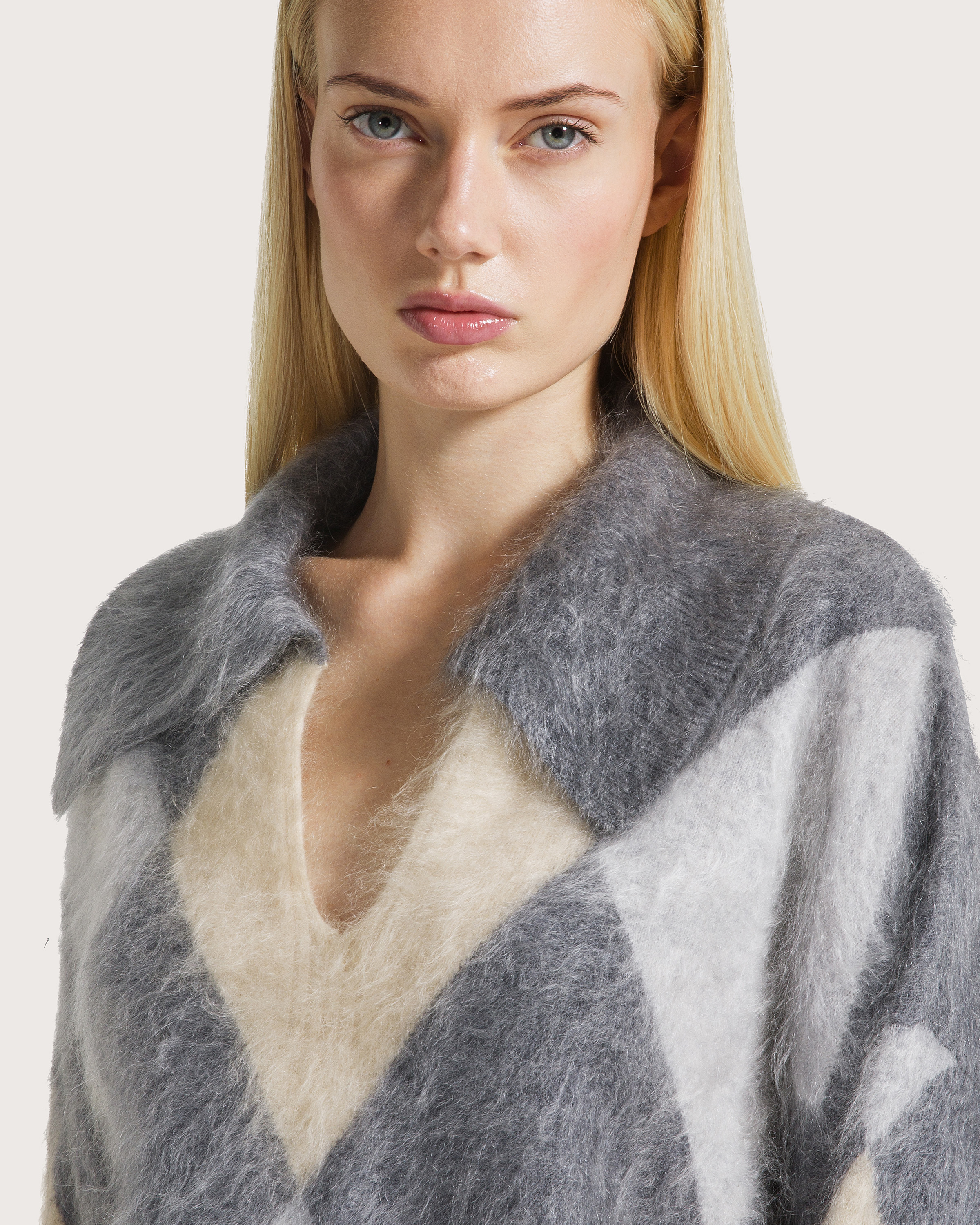 Sveter grigio pelosetto in cashmere – Obrázok 4